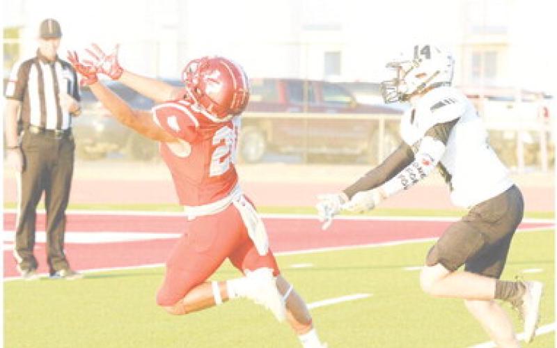 Stanton’s Ernesto Gonzales stretches out for a long pass against Forsan last Friday.
