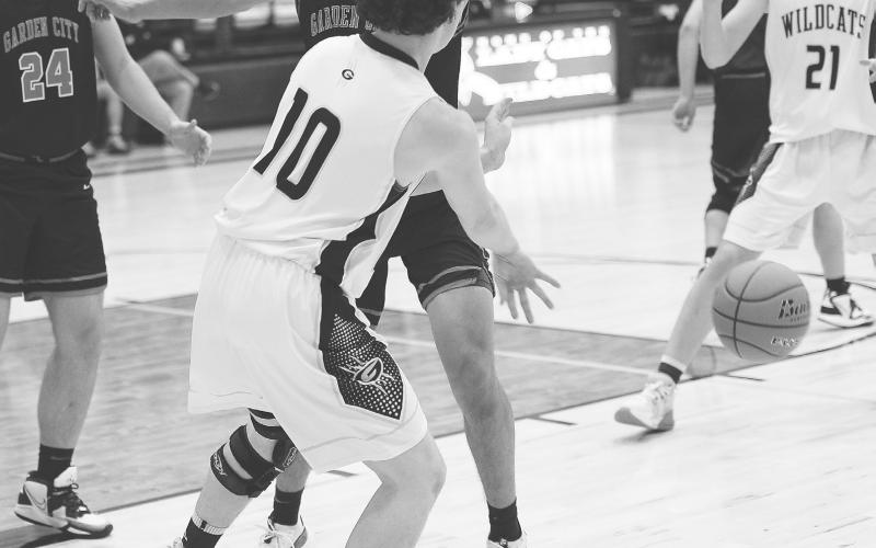 Grady’s Blaise Warren (10) zips a bounce pass to Daulton Saunders (21) at the elbow during non-district action against Garden City earlier this year.