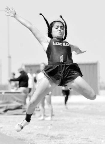 19 Bearkats, 10 Wildcats heading to Levelland for Region I track meet