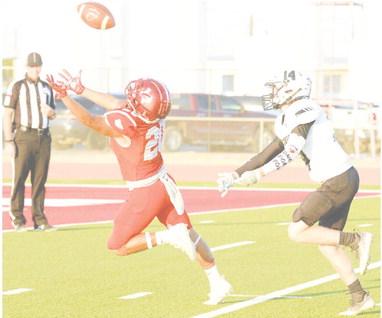 Stanton’s Ernesto Gonzales stretches out for a long pass against Forsan last Friday.