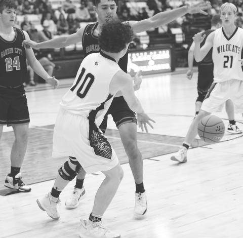 Grady’s Blaise Warren (10) zips a bounce pass to Daulton Saunders (21) at the elbow during non-district action against Garden City earlier this year.