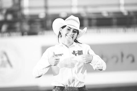 Everett finishes thirds, qualifies for national rodeo